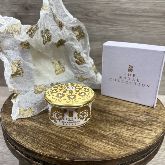 BUCKINGHAM PALACE FINE BONE TRINKET PILL BOX, ROYAL COLLECTION 1999 - Picture 3 of 11